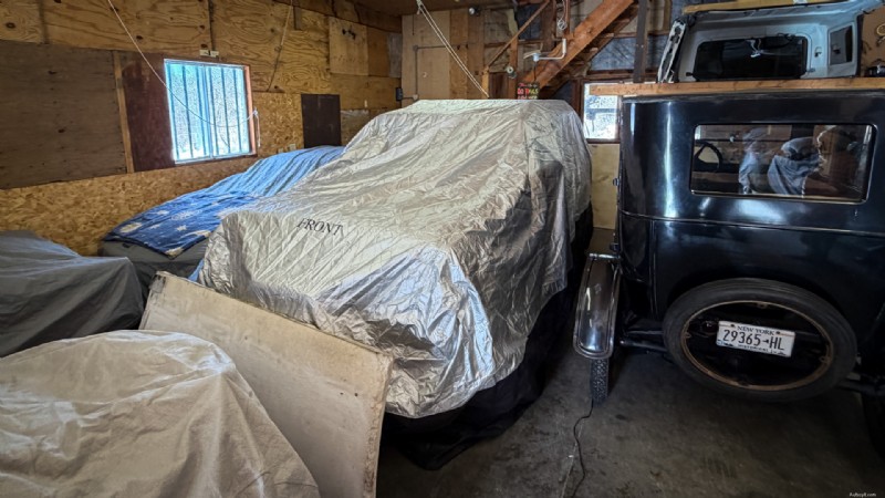 Robuuste autohoes met ingebouwd muisafschrikmiddel 