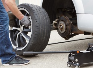 Stapsgewijze handleiding:Hoe u snel en veilig een band kunt verwisselen 