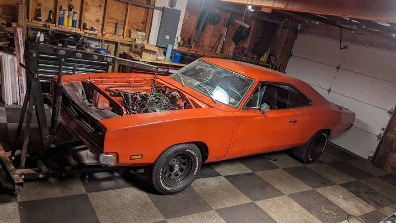 Een Dodge Charger uit 1969 upgraden:van een ingeschroefde ophangingswissel tot een groot fabricageproject 
