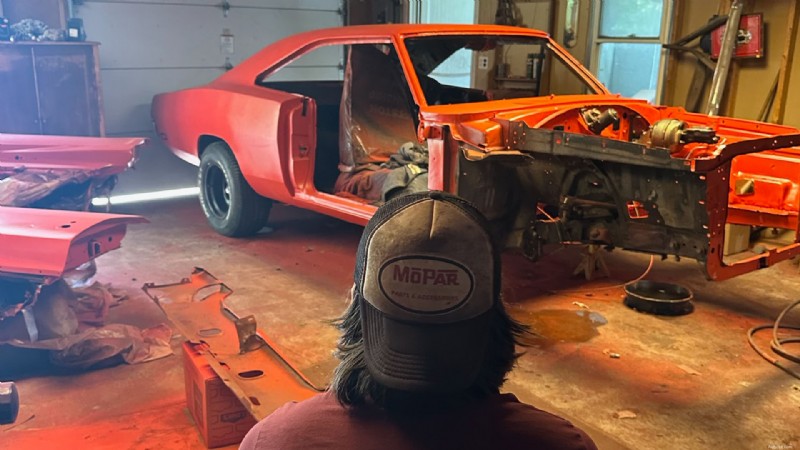 Een klassieker nieuw leven inblazen:mijn Dodge Charger uit 1969 transformeren met industriële verf 