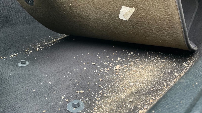 Stapsgewijze handleiding:effectief zand uit uw auto verwijderen 