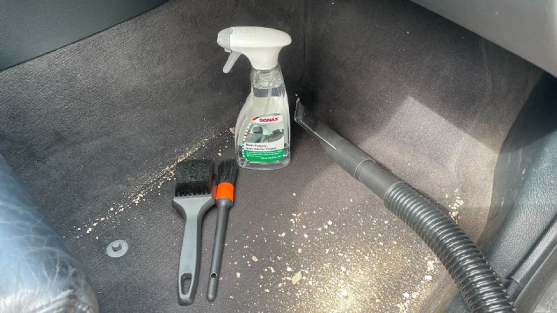 Stapsgewijze handleiding:effectief zand uit uw auto verwijderen 