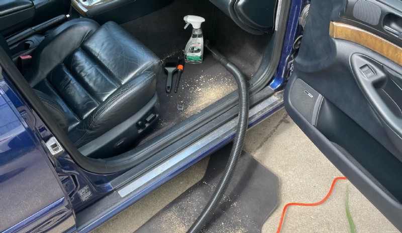 Stapsgewijze handleiding:effectief zand uit uw auto verwijderen 