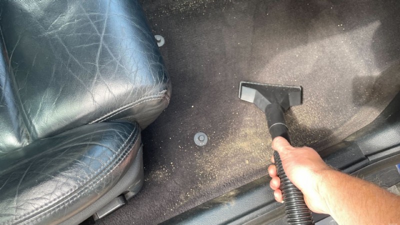 Stapsgewijze handleiding:effectief zand uit uw auto verwijderen 