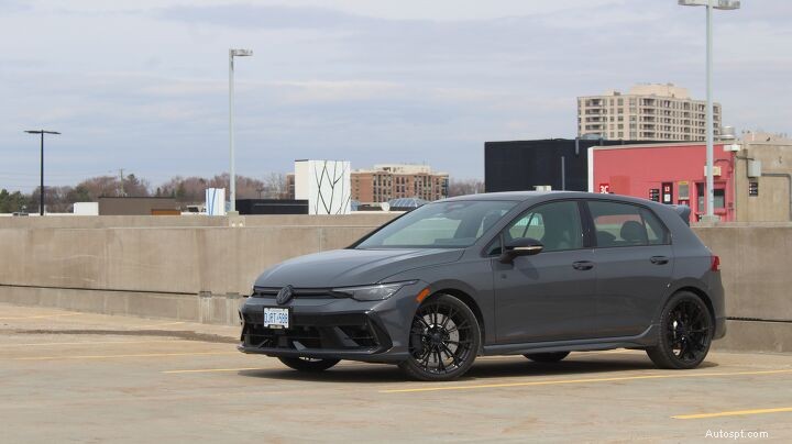 2026 Volkswagen Golf R Review:een verfijnde Hot Hatch met volwassen prestaties 