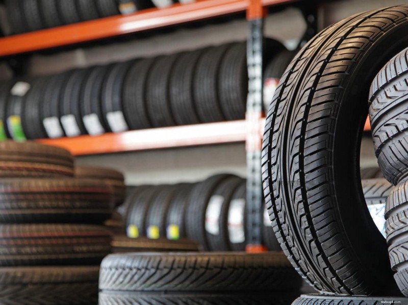 De juiste banden voor uw auto kiezen:een uitgebreide gids 