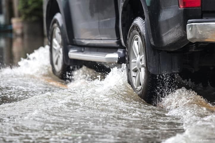 Hoe u uw auto veilig kunt herstellen na een regenoverstroming:deskundige stappen en reparaties 
