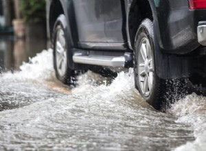 Hoe u uw auto veilig kunt herstellen na een regenoverstroming:deskundige stappen en reparaties 