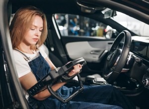 Een knipperend controlelampje begrijpen:oorzaken, ernst en oplossingen voor autobezitters 