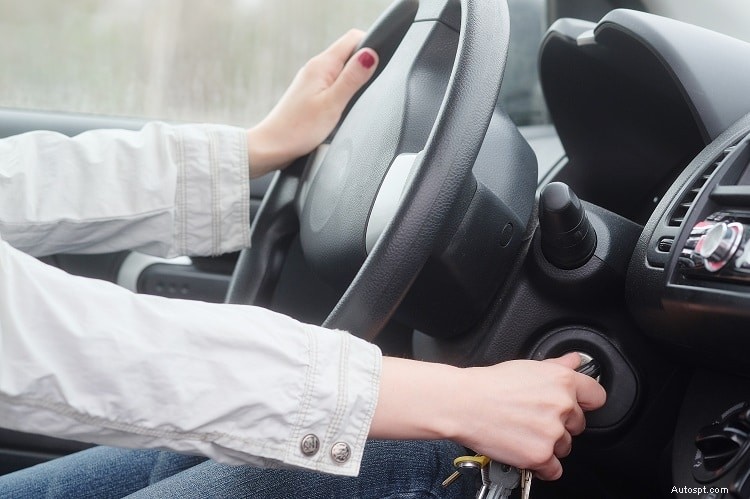 Waarom start mijn auto, maar blijft de starter draaien? Veelvoorkomende oorzaken en oplossingen 