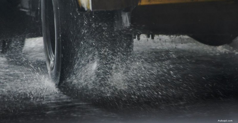 Waarom uw auto water lekt:veelvoorkomende oorzaken en eenvoudige oplossingen 