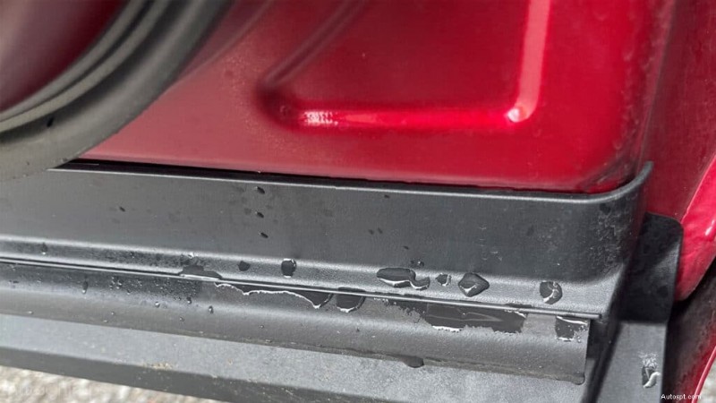 Waarom uw auto water lekt:veelvoorkomende oorzaken en eenvoudige oplossingen 