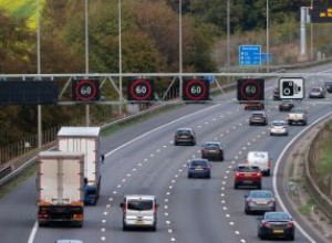 Slimme snelwegen uitgelegd:hoe ze werken, flitsers en veiligheidsproblemen 