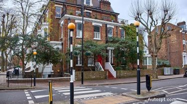 Britse voetgangersoversteekplaatsen begrijpen:zebra s, papegaaiduikers, pelikaan, toekans en hoe u ze veilig kunt gebruiken 