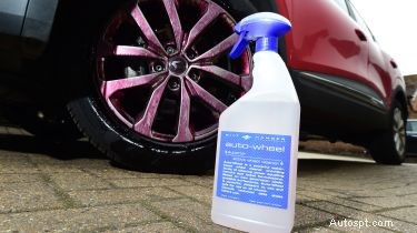 Deskundige gids voor het reinigen van lichtmetalen velgen:houd de velgen van uw auto glanzend en beschermd 