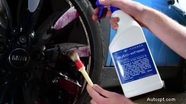 Deskundige gids voor het reinigen van lichtmetalen velgen:houd de velgen van uw auto glanzend en beschermd 