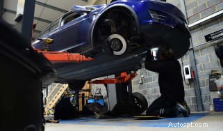 Deskundige gids voor het reinigen van lichtmetalen velgen:houd de velgen van uw auto glanzend en beschermd 